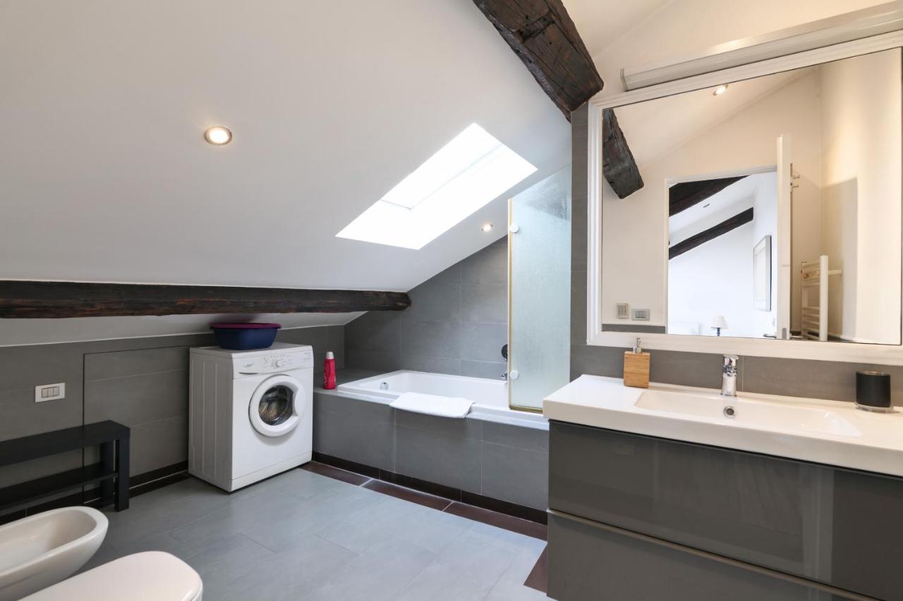 Elegant P.Venezia Attic Apartment Милано Екстериор снимка