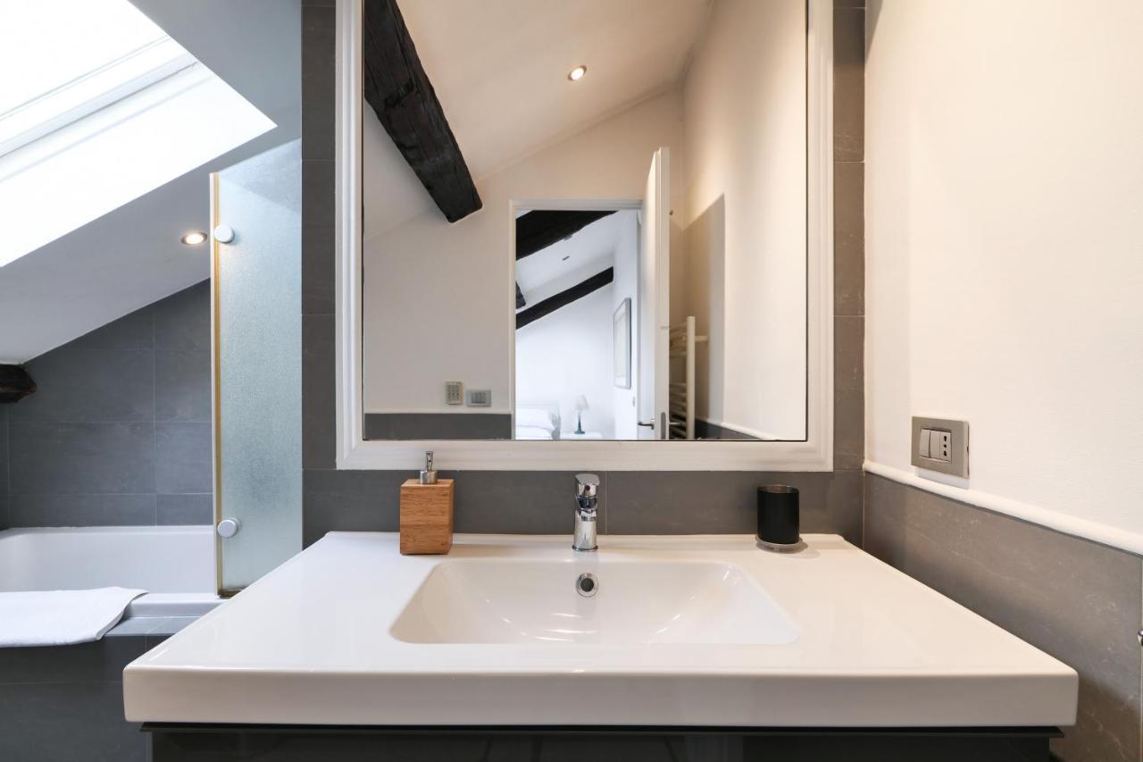 Elegant P.Venezia Attic Apartment Милано Екстериор снимка